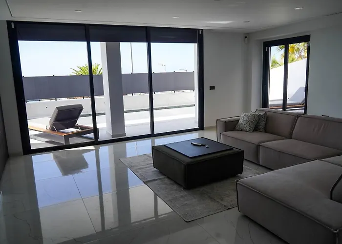 Luxury Oasis In Willa *